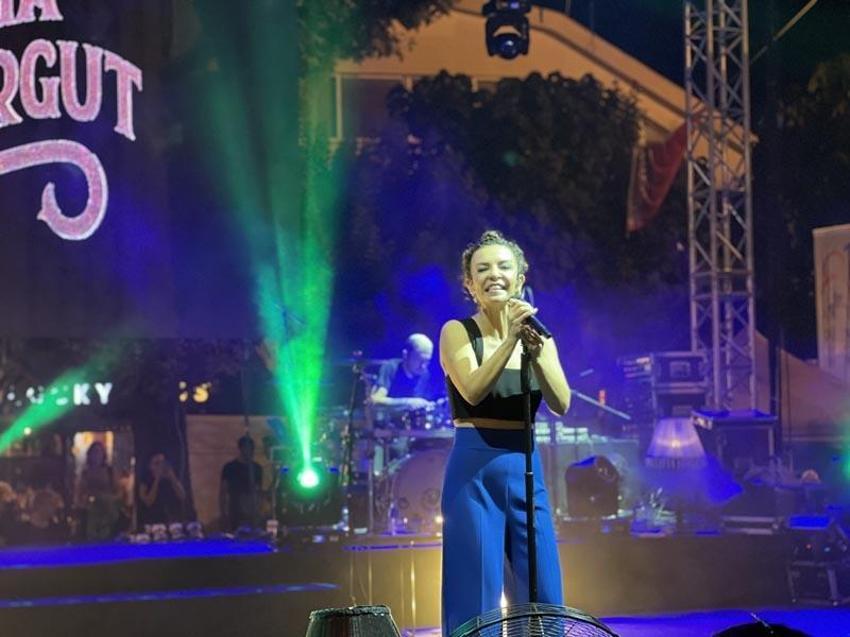 Fatma Turgut, konserine gelemeyen hayranına sürpriz yaptı