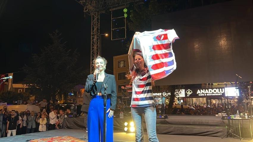 Fatma Turgut, konserine gelemeyen hayranına sürpriz yaptı