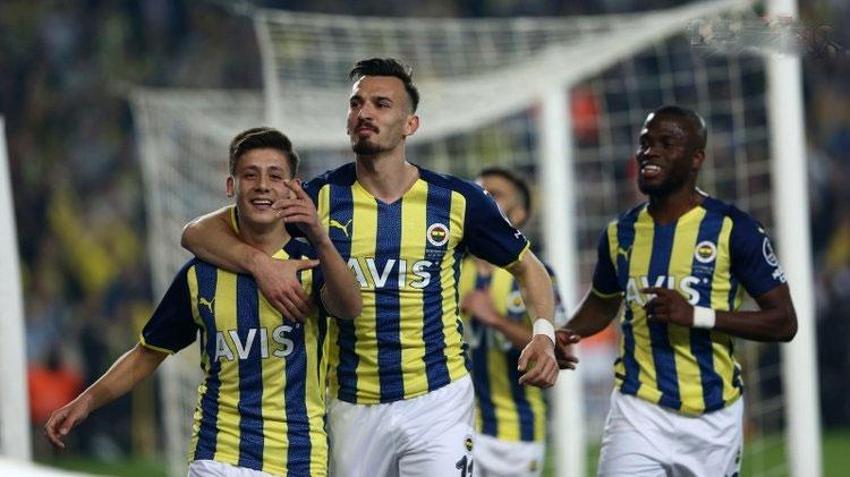 Alioski Samandıra'ya adımını attı 9 futbolcu Fenerbahçe'den ayrılmak için eşyalarını topladı