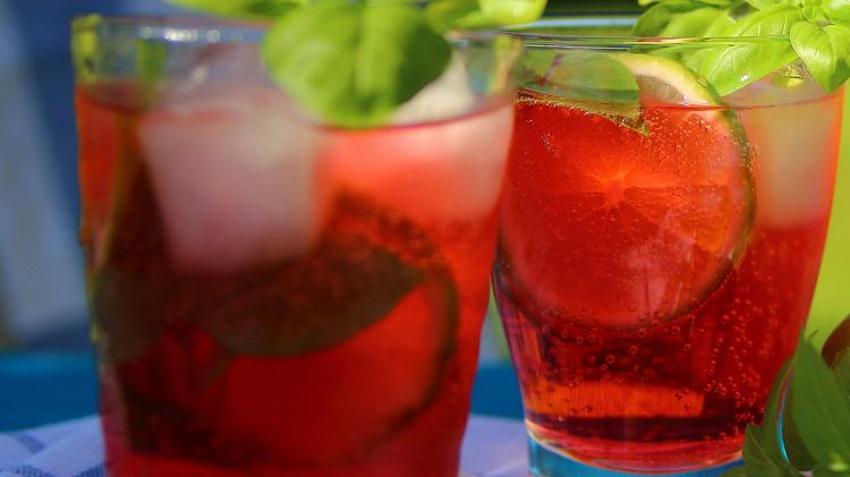 Karaciğer ve akciğerleri temizliyor, kansere karşı koruyucu etkisi var! Sabahları aç karnına içenlerde...