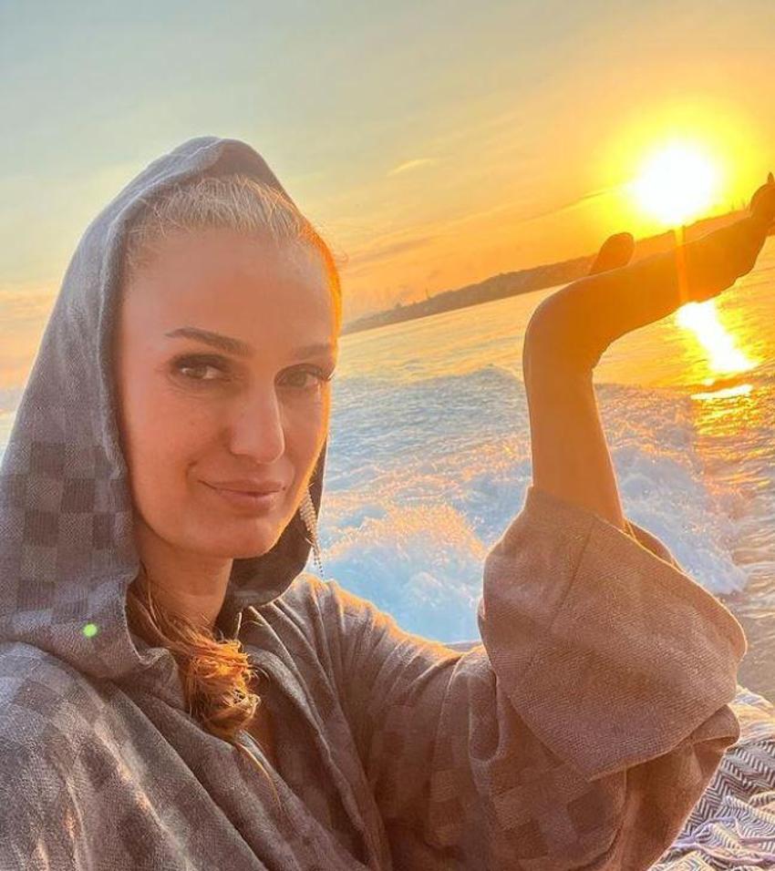 Tuğba Özay: 'Artık herkes paraya satıyor kendini'