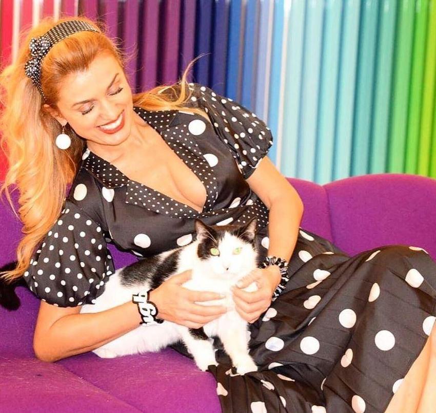 Tuğba Özay: 'Artık herkes paraya satıyor kendini'