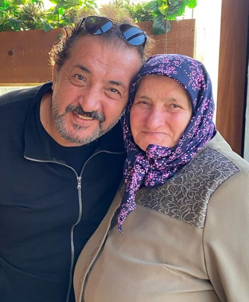 Masterchef Mehmet Yalçınkaya'nın annesini görenler şaşırdı! "Hık demiş burnundan düşmüş"