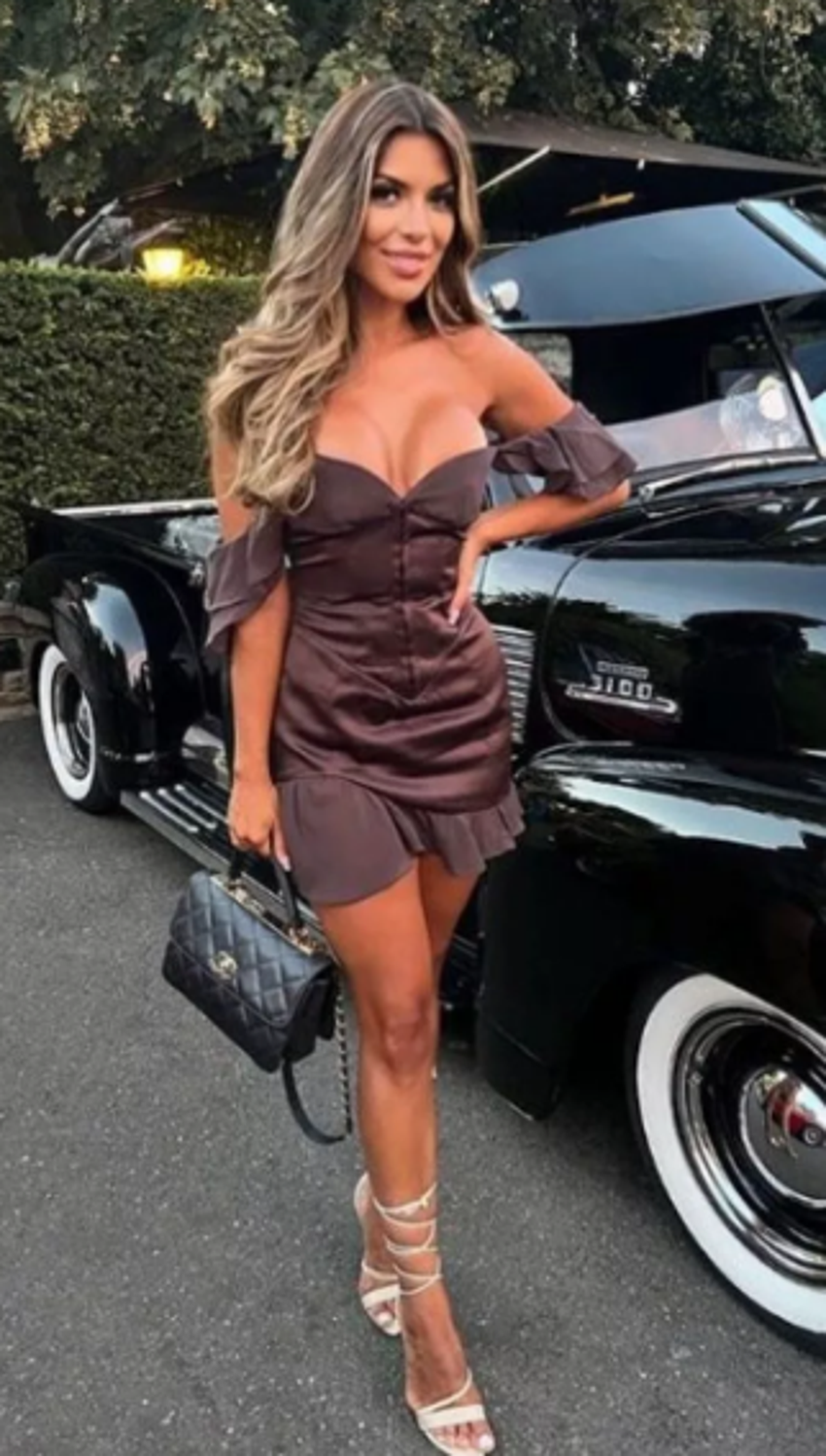 Love Island şampiyonu Ekin Su tarzıyla dikkat çekti!