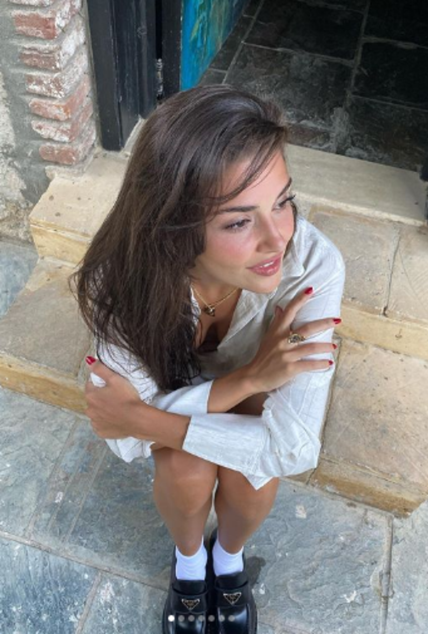 Hande Erçel paylaştı, yer yerinden oynadı!