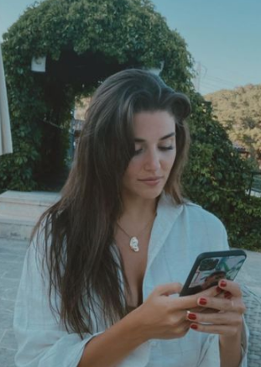 Hande Erçel paylaştı, yer yerinden oynadı!