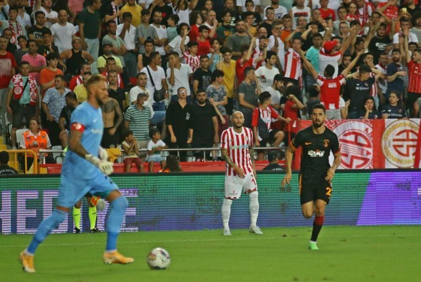 Antalyaspor-Galatasaray maçında olay! Okan Buruk resmen çıldırdı, Fernando Muslera damga vurdu, 90'da Bafetimbi Gomis...