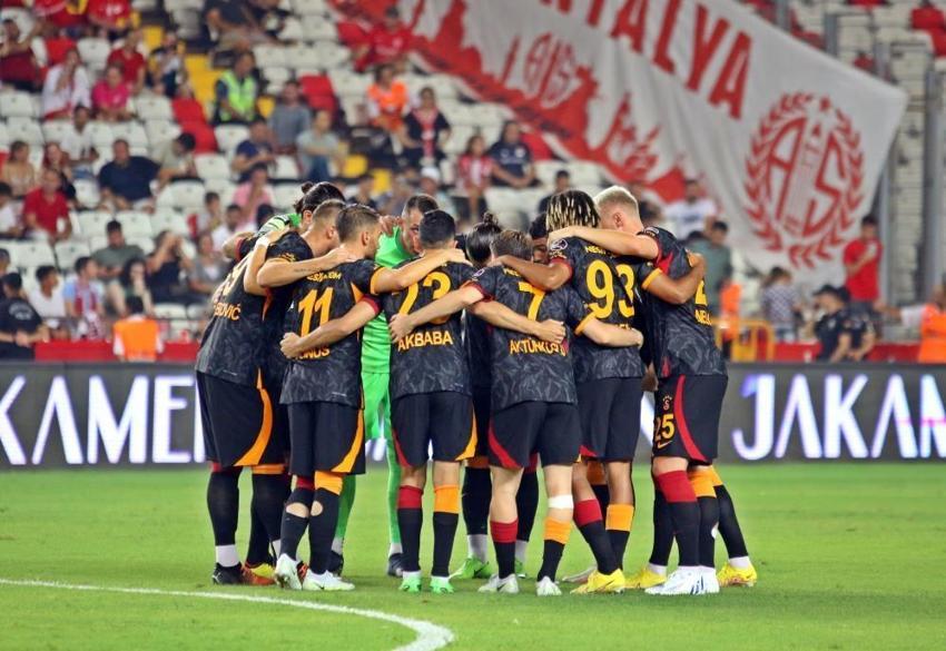 Antalyaspor-Galatasaray maçında olay! Okan Buruk resmen çıldırdı, Fernando Muslera damga vurdu, 90'da Bafetimbi Gomis...