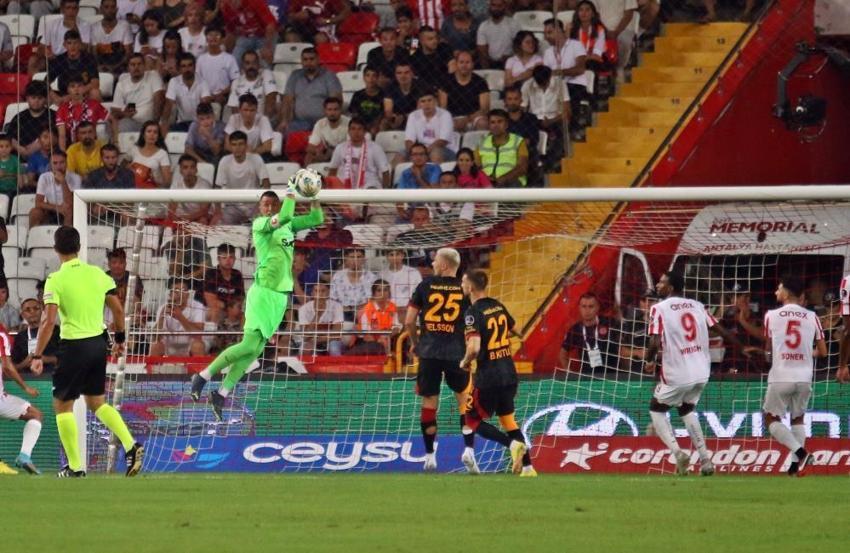 Antalyaspor-Galatasaray maçında olay! Okan Buruk resmen çıldırdı, Fernando Muslera damga vurdu, 90'da Bafetimbi Gomis...