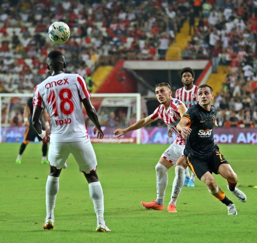 Antalyaspor-Galatasaray maçında olay! Okan Buruk resmen çıldırdı, Fernando Muslera damga vurdu, 90'da Bafetimbi Gomis...