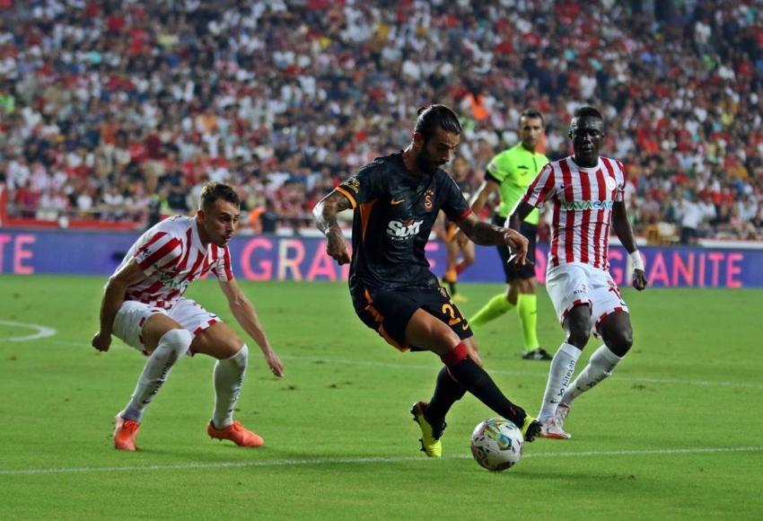 Antalyaspor-Galatasaray maçında olay! Okan Buruk resmen çıldırdı, Fernando Muslera damga vurdu, 90'da Bafetimbi Gomis...