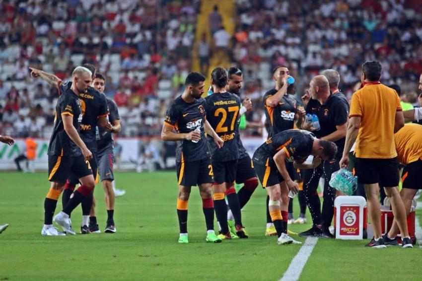 Antalyaspor-Galatasaray maçında olay! Okan Buruk resmen çıldırdı, Fernando Muslera damga vurdu, 90'da Bafetimbi Gomis...