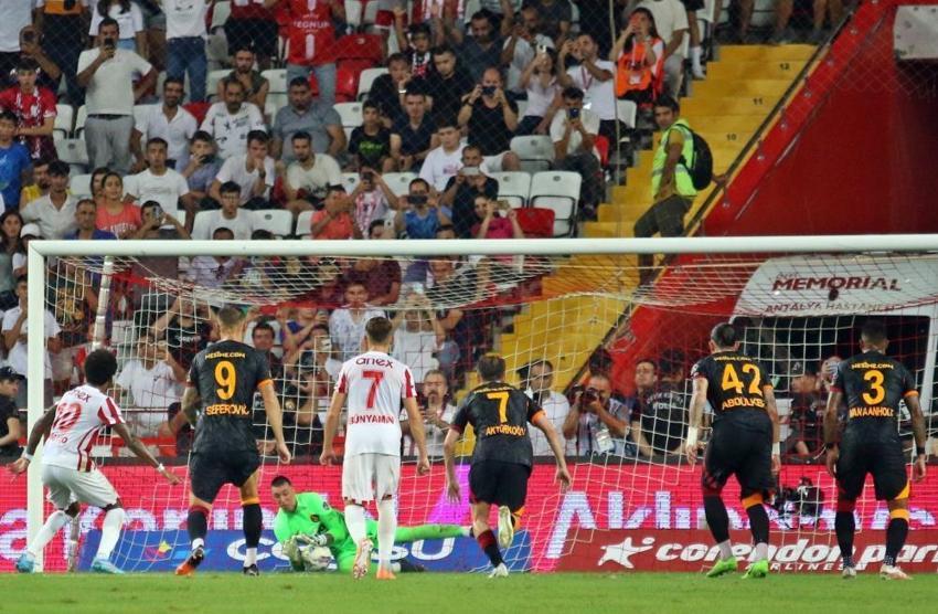 Antalyaspor-Galatasaray maçında olay! Okan Buruk resmen çıldırdı, Fernando Muslera damga vurdu, 90'da Bafetimbi Gomis...