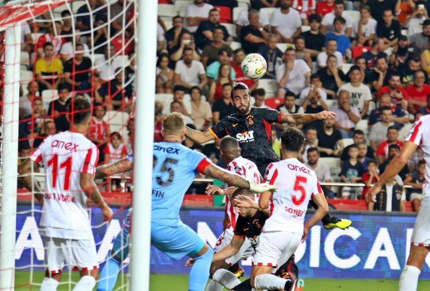 Antalyaspor-Galatasaray maçında olay! Okan Buruk resmen çıldırdı, Fernando Muslera damga vurdu, 90'da Bafetimbi Gomis...