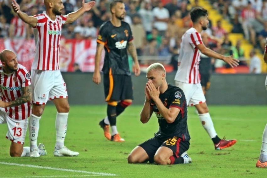 Antalyaspor-Galatasaray maçında olay! Okan Buruk resmen çıldırdı, Fernando Muslera damga vurdu, 90'da Bafetimbi Gomis...