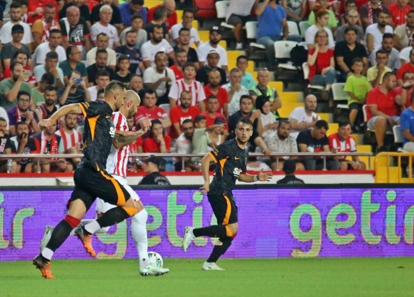 Antalyaspor-Galatasaray maçında olay! Okan Buruk resmen çıldırdı, Fernando Muslera damga vurdu, 90'da Bafetimbi Gomis...