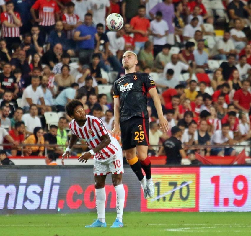 Antalyaspor-Galatasaray maçında olay! Okan Buruk resmen çıldırdı, Fernando Muslera damga vurdu, 90'da Bafetimbi Gomis...