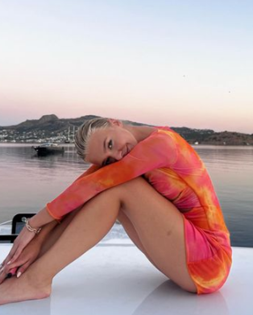 Oyuncu Melisa Döngel sahilde havluyla dans etti!