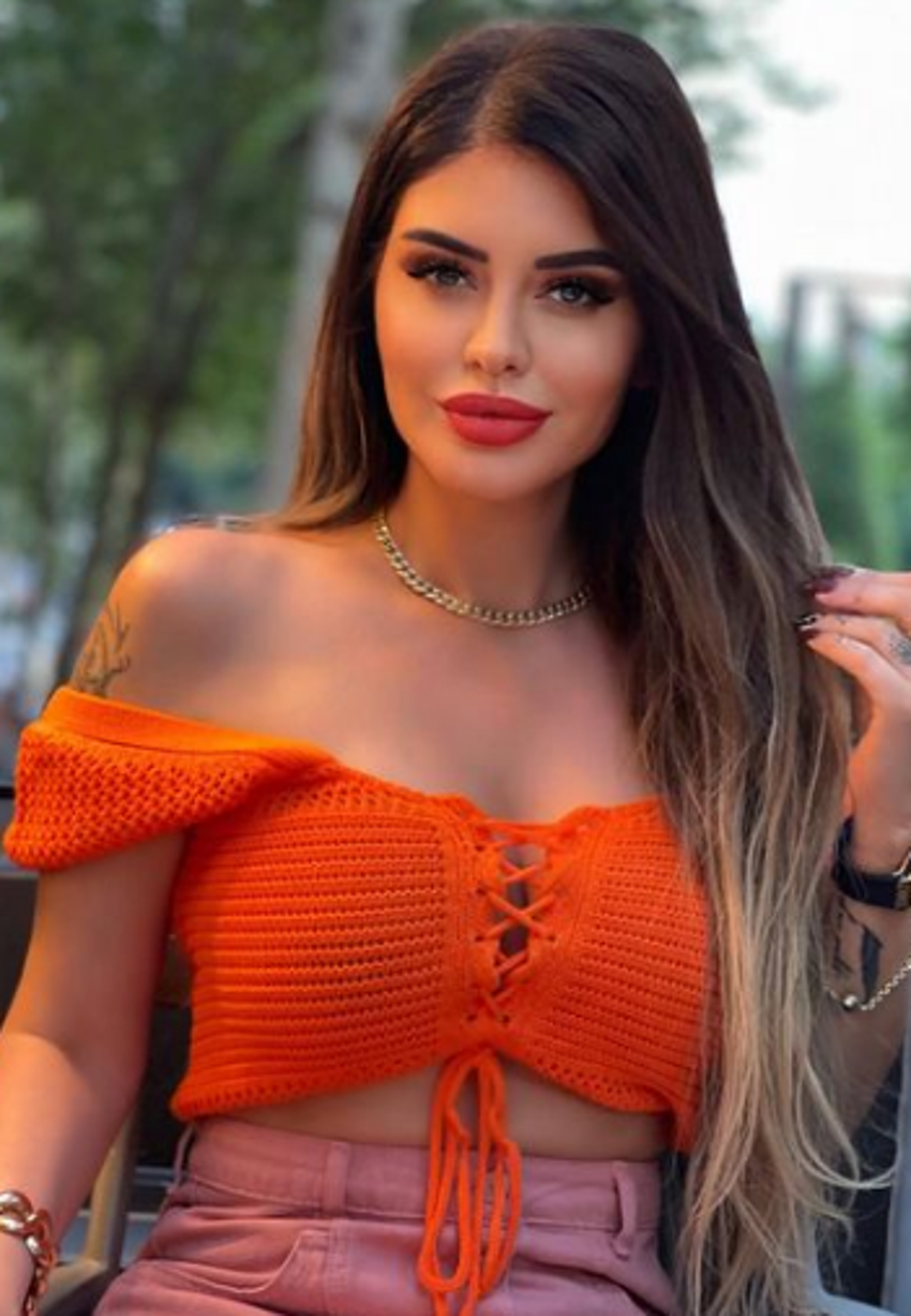 Ebru Polat tatile gideceğini bikinili pozuyla duyurdu!