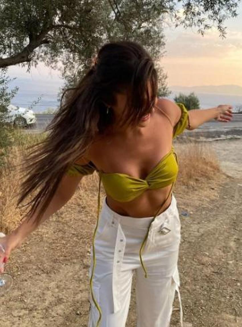 Hande Erçel büstiyerli pozlarıyla sosyal medyayı salladı! "Şaka mı bu güzellik"