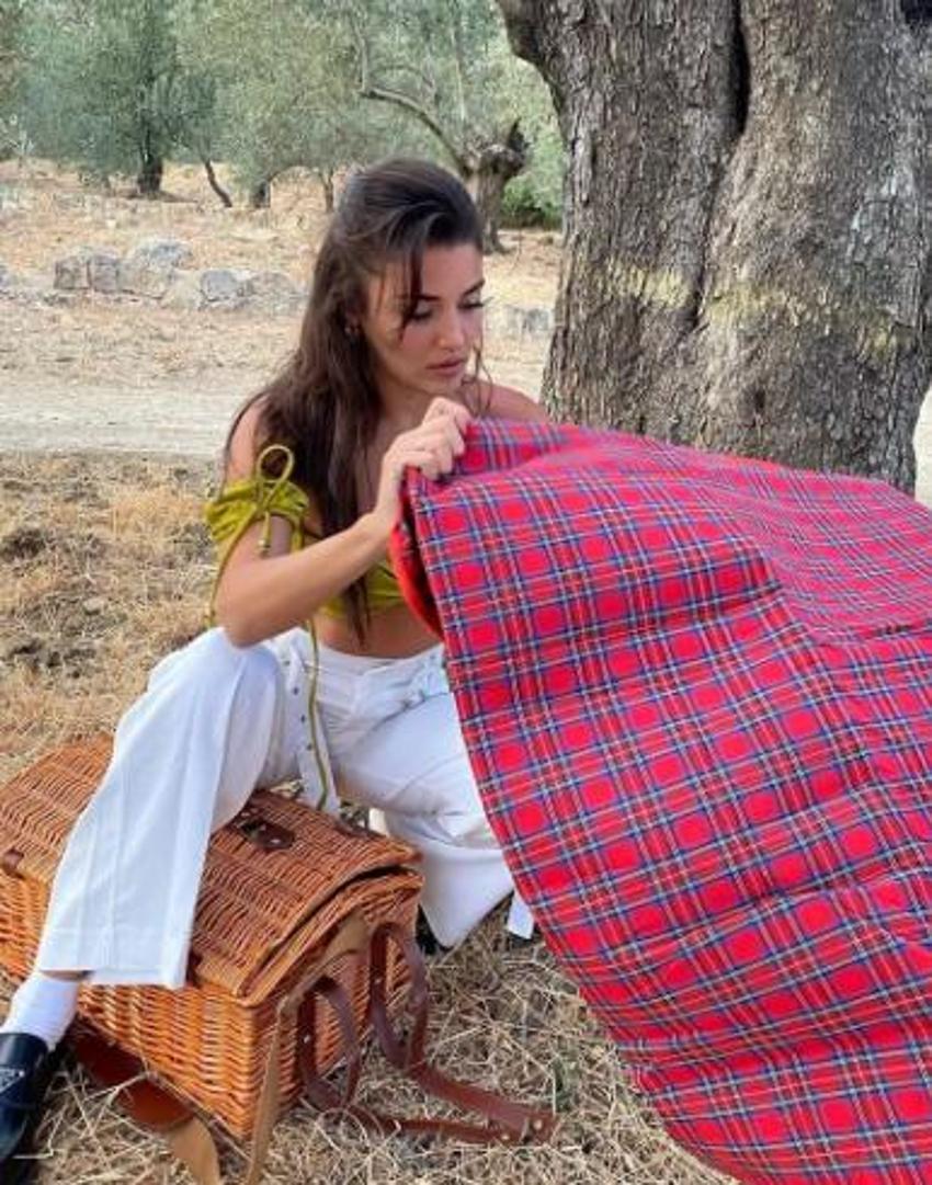 Hande Erçel büstiyerli pozlarıyla sosyal medyayı salladı! "Şaka mı bu güzellik"