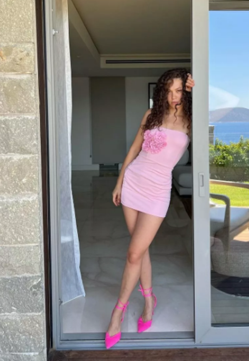 Melisa Şenolsun süper minisiyle poz verdi! Beğeni yağdı...