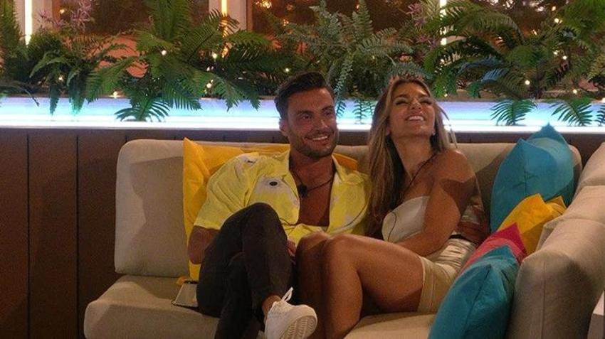 Ekin Su canlı yayında dekoltesinin azizliğine uğradı!