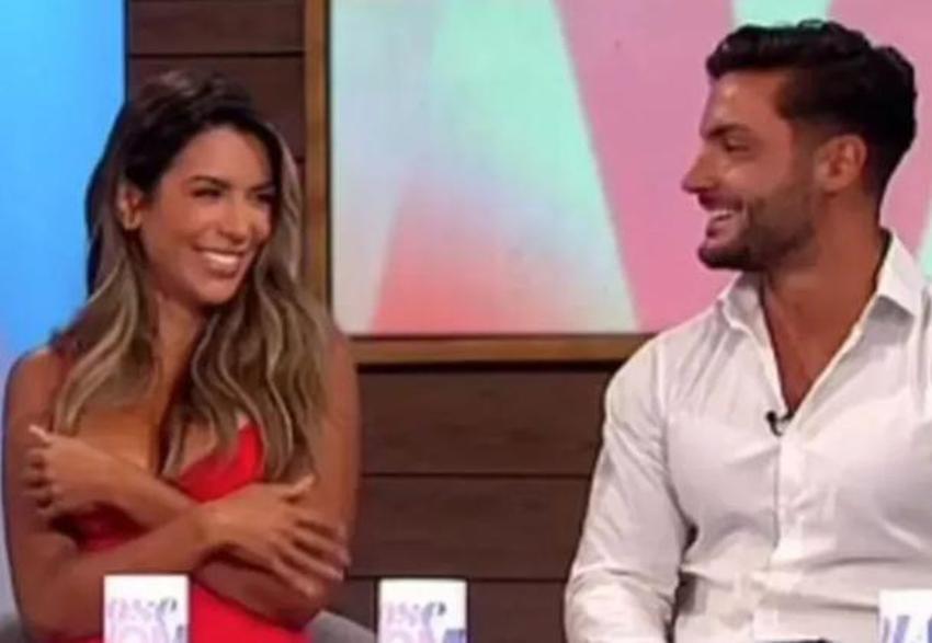 Ekin Su canlı yayında dekoltesinin azizliğine uğradı!