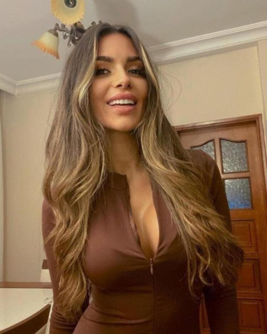 Ekin Su canlı yayında dekoltesinin azizliğine uğradı!