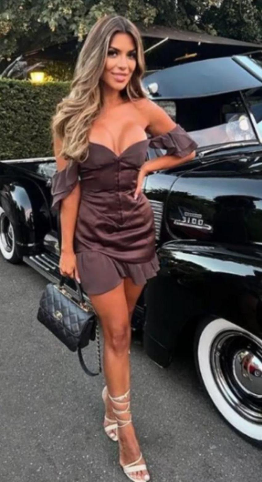 Ekin Su canlı yayında dekoltesinin azizliğine uğradı!