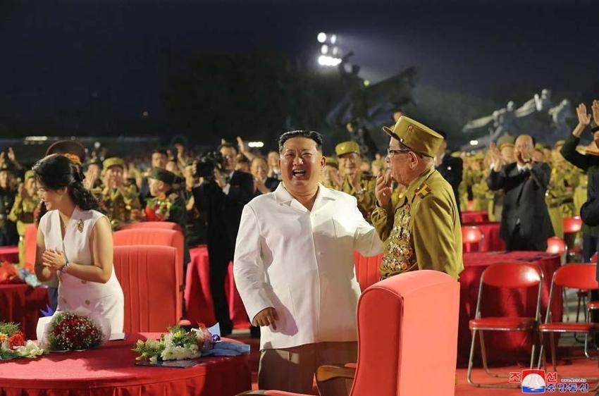 Kuzey Kore lideri Kim Jong-un koronavirüse yakalandı! Kız kardeşi Kim Yo-jong itiraf etti: Ateşten yanarken bile...