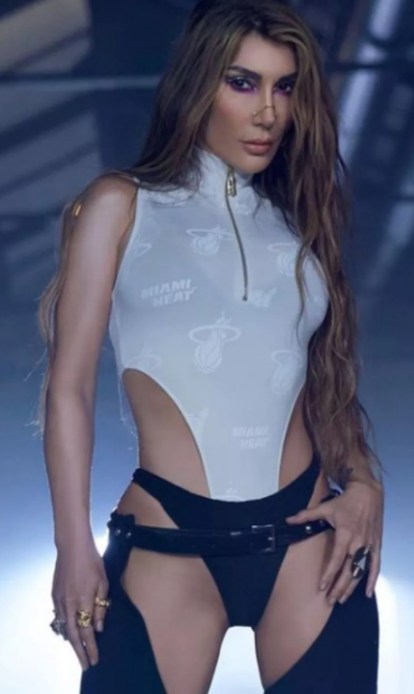 Gülşen sahne kıyafetiyle gündemden düşmedi! Hande Yener'den Gülşen yorumu...