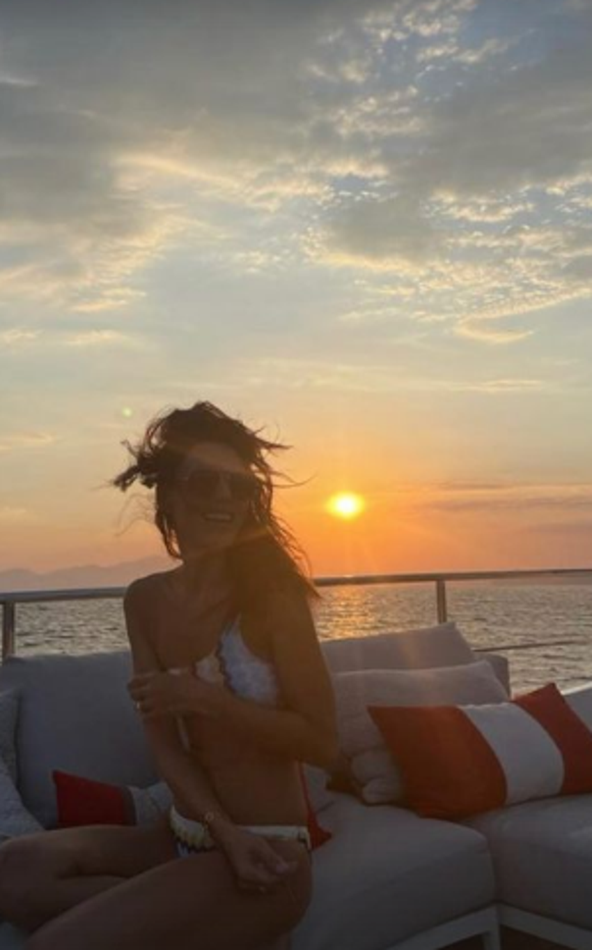 Cansu Dere'den gün batımı pozu!