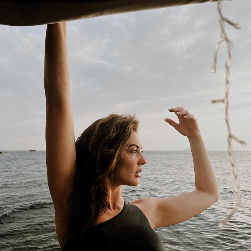 Burcu Özberk tekne pozlarıyla adından söz ettirdi!