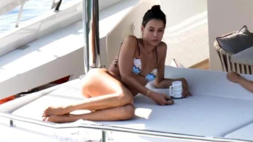 Cansu Dere tekne tatilinde! Fit vücuduyla dikkat çekti...