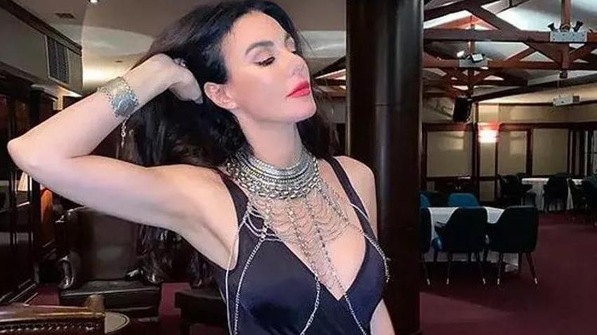 Defne Samyeli yeşil bikinili pozlarıyla genç kızlara taş çıkarttı!