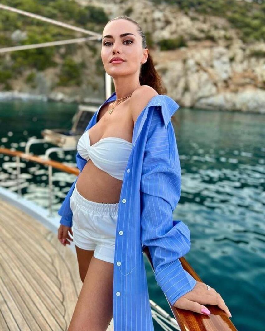 Fahriye Evcen'den tekne pozları! Bebek göründü...