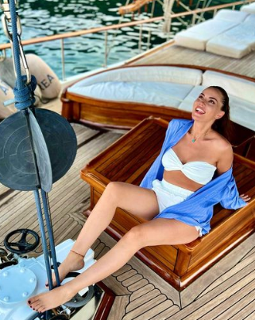 Fahriye Evcen'den tekne pozları! Bebek göründü...