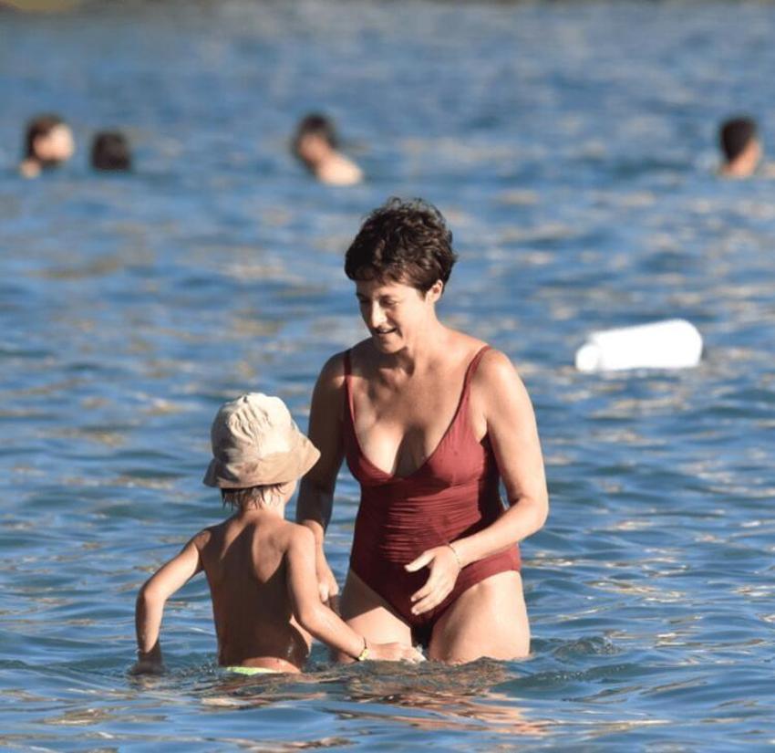 Canan Ergüder'in oğlu Demir ile deniz keyfi!