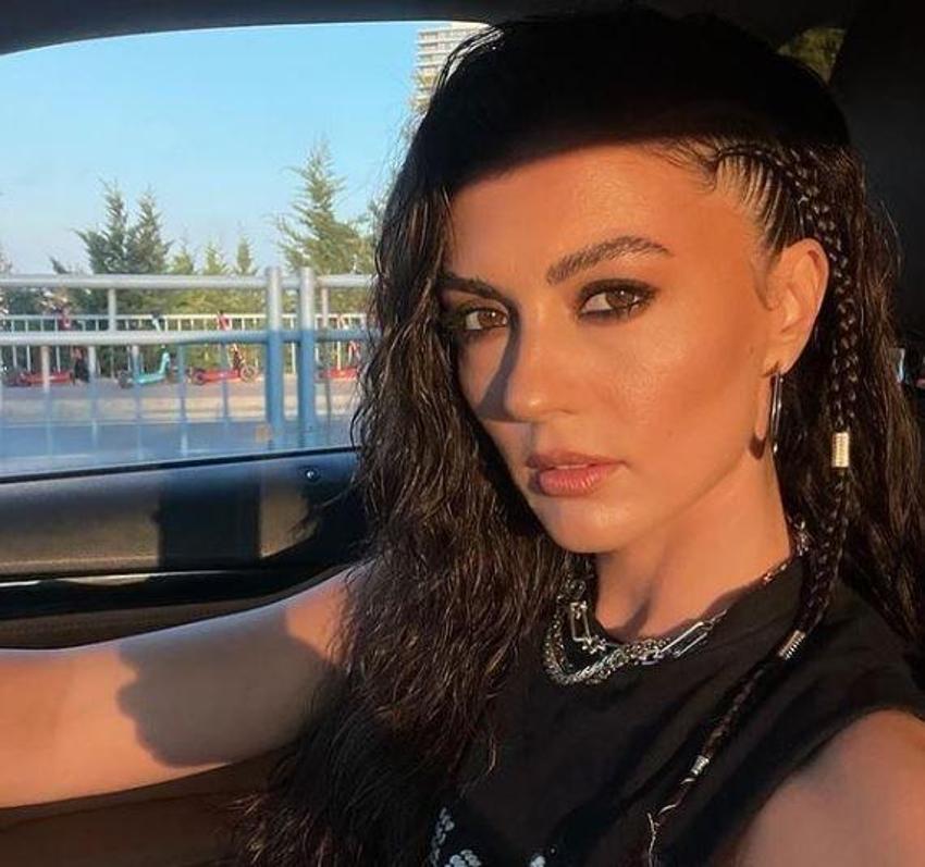 Burcu Özberk'in yeni imajı dikkat çekti! 'Biraz değişiklik'