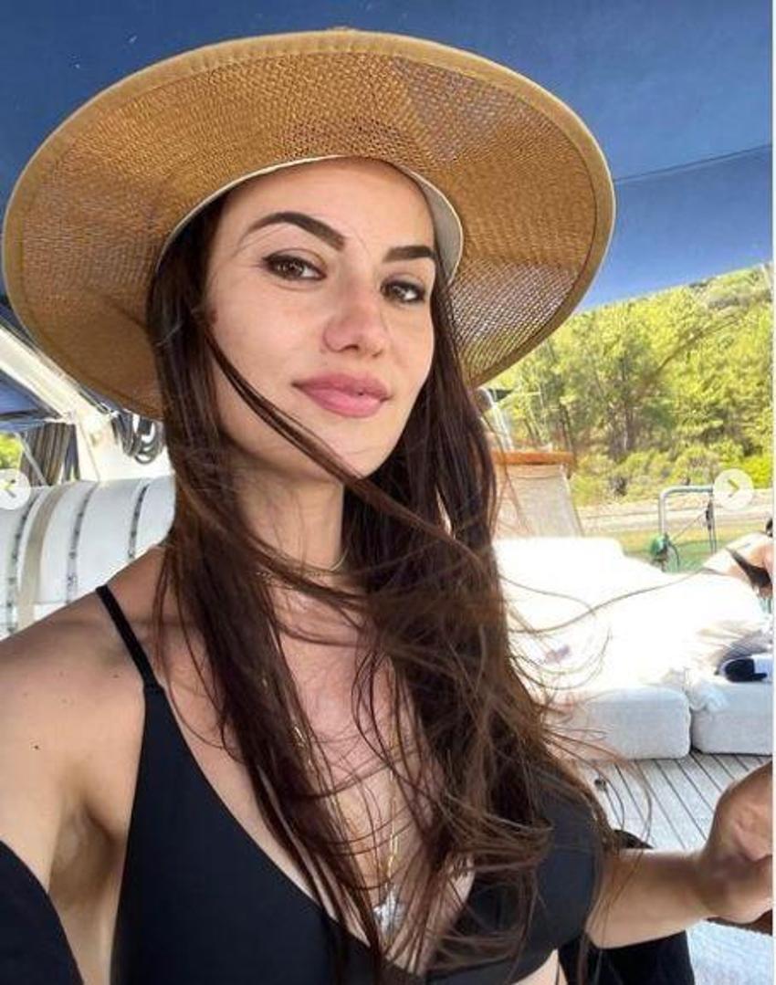 Fahriye Evcen'den siyah bikini ile iddialı paylaşım! Üç aylık hamile olduğu ortaya çıkmıştı 