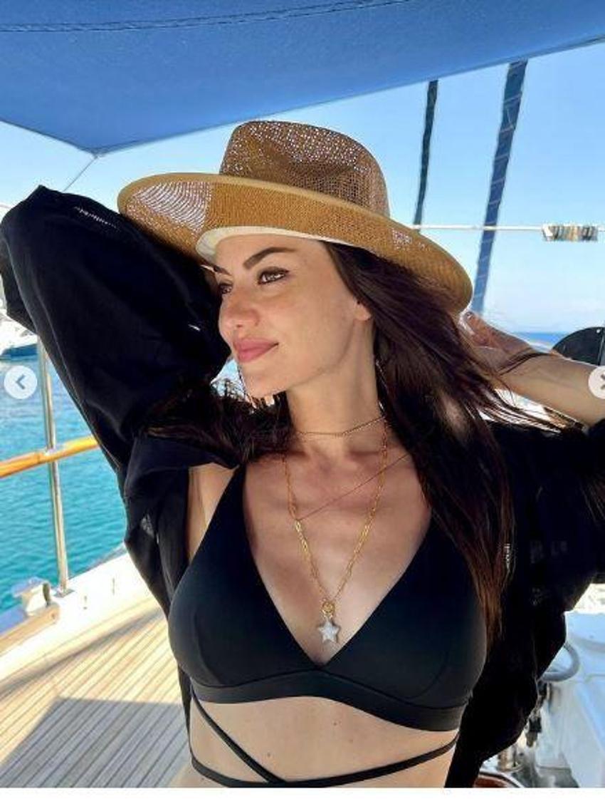 Fahriye Evcen'den siyah bikini ile iddialı paylaşım! Üç aylık hamile olduğu ortaya çıkmıştı 