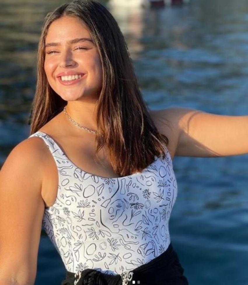 Survivor Ayşe'nin yatak pozu sosyal medyayı ikiye böldü