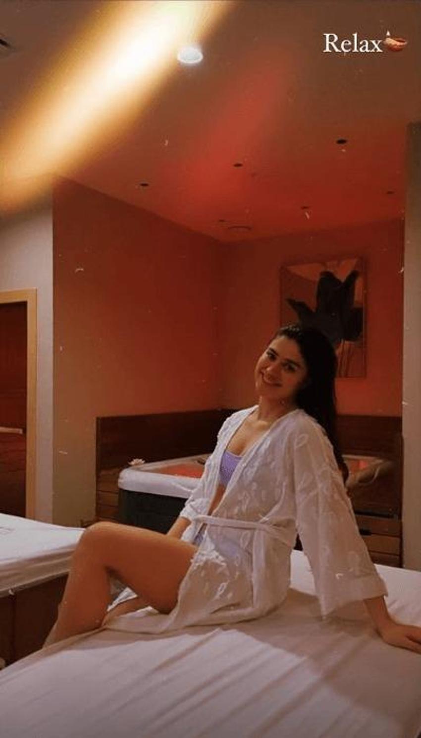 Survivor Ayşe'nin yatak pozu sosyal medyayı ikiye böldü