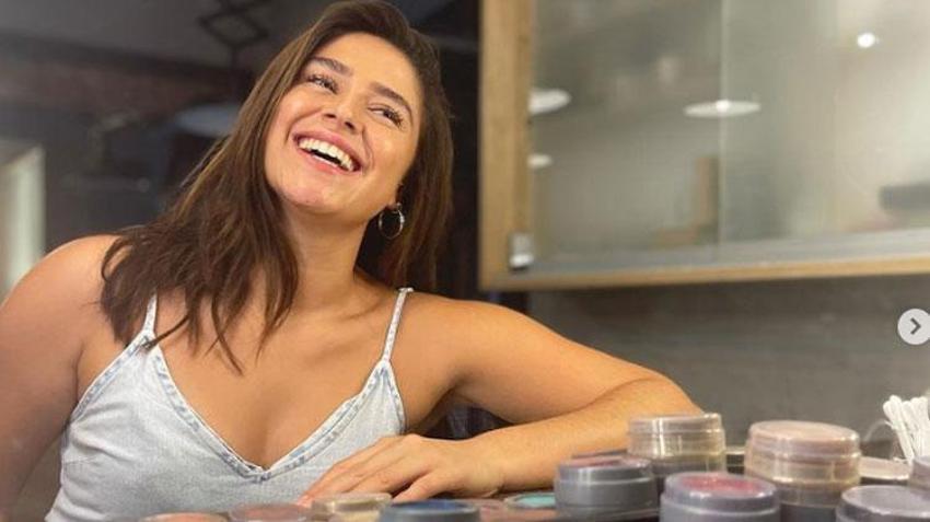 Survivor Ayşe'nin yatak pozu sosyal medyayı ikiye böldü