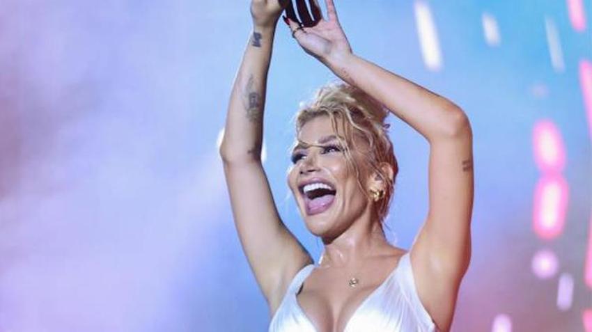 İrem Derici sahnede zor anlar yaşadı! 'Ben 2'ye kadar duş alsam ancak paklanırım'