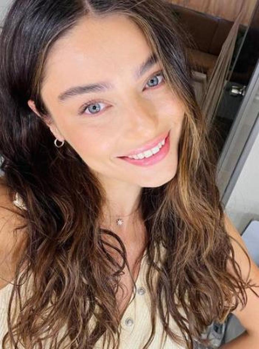 Ayça Ayşin Turan makyajsız haliyle dikkat çekti!