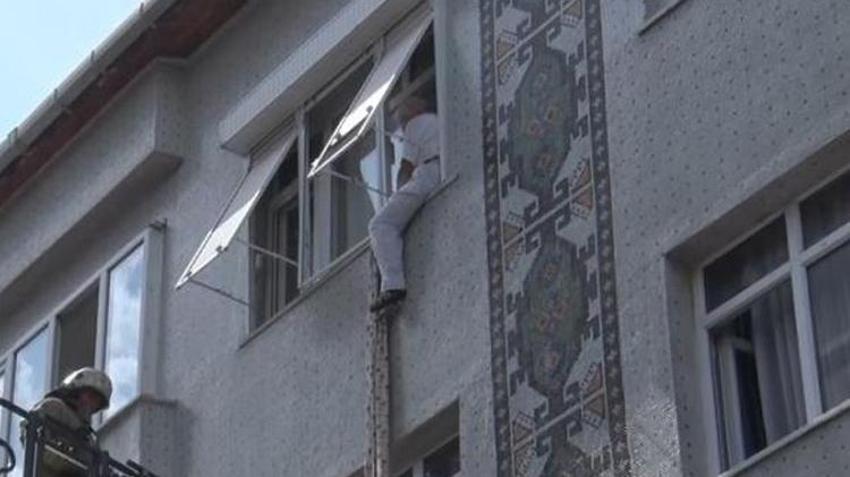 Pencereden böyle kaçmaya çalıştı! Film gibi olay