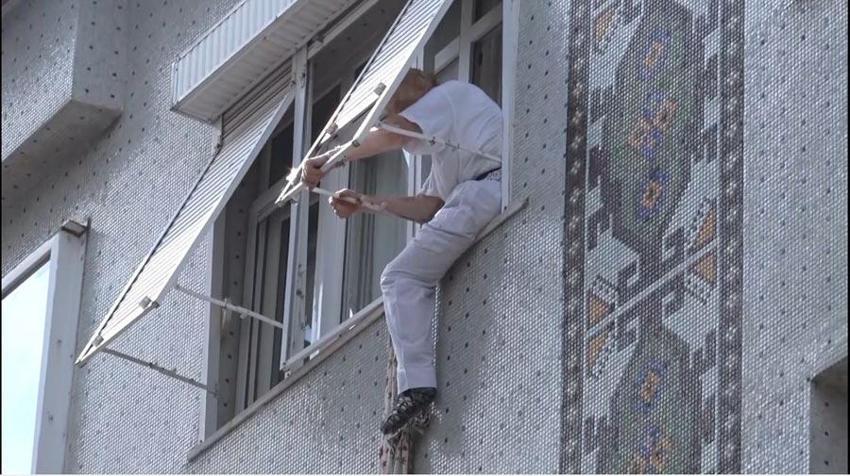 Pencereden böyle kaçmaya çalıştı! Film gibi olay
