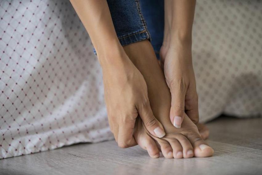 Ayağında yanma, ağrı, uyuşma ve karıncalanma olanlar dikkat! Diyabet ve kanserin habercisi olabilir